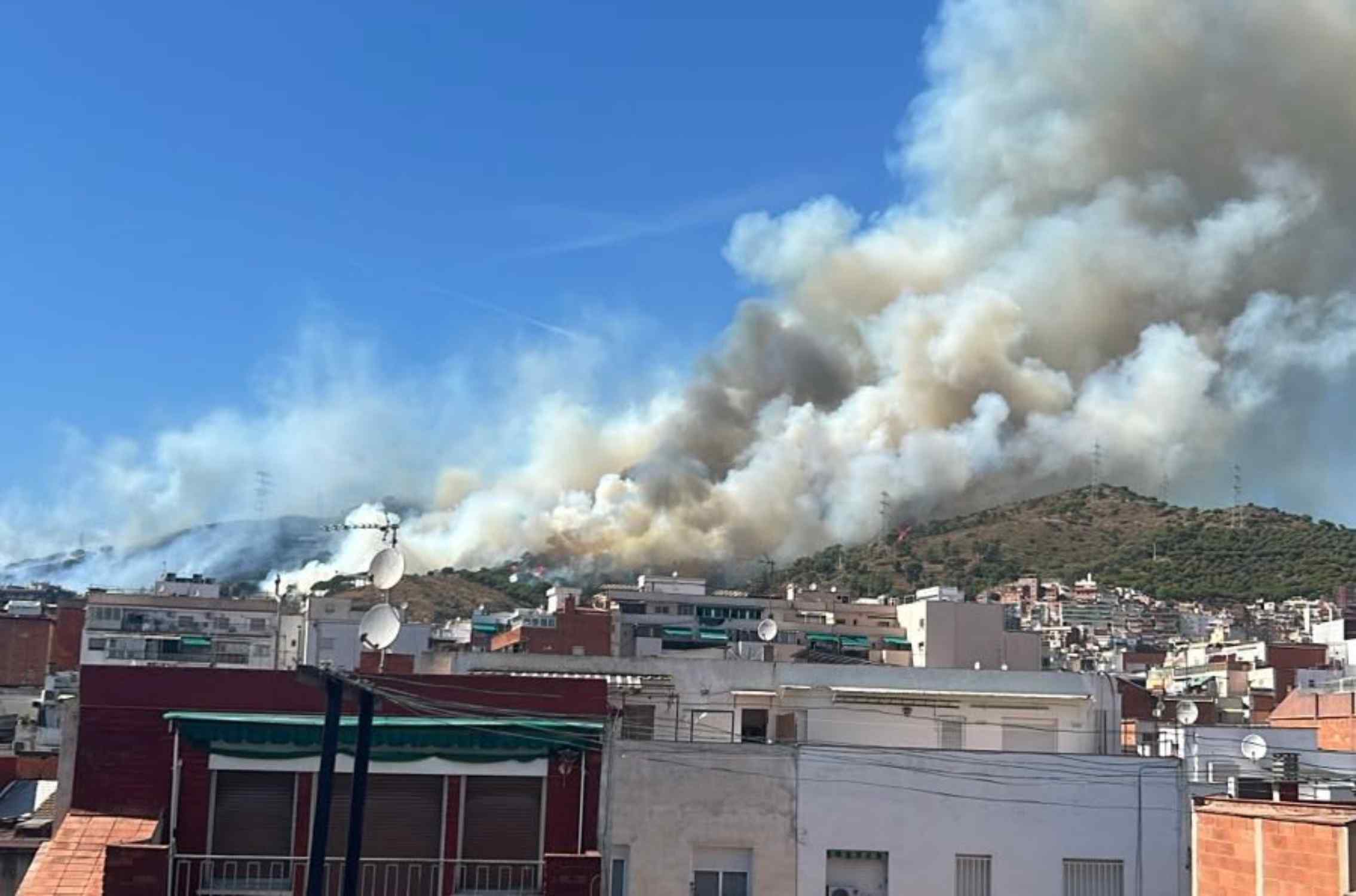 Un incendi a Collserola aixeca una gran columna de fum visible des de diversos punts de l'àrea de Barcelona