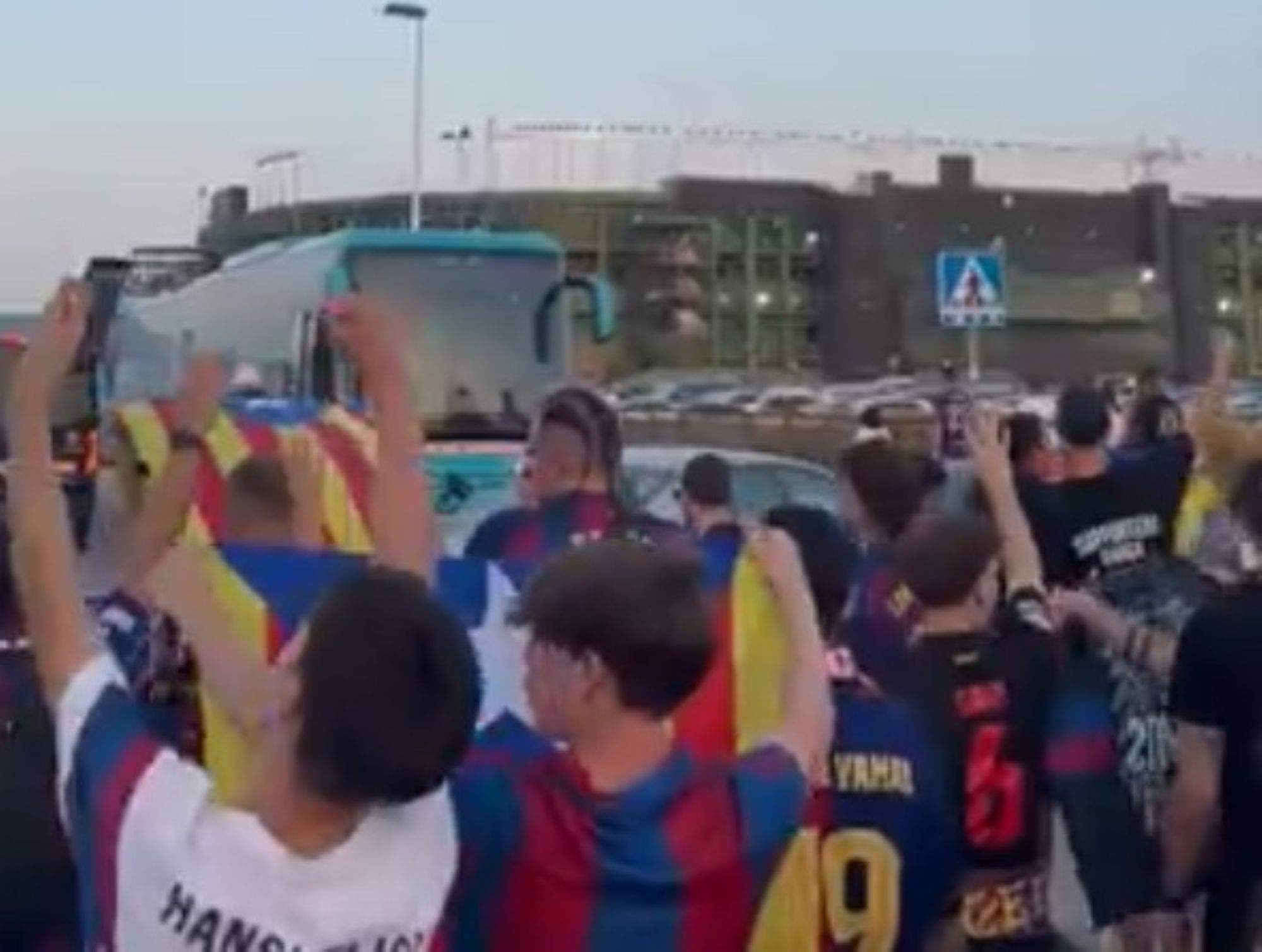 El vídeo del aficionado del Barça cantando 'Els Segadors' antes de ser apaleado por la policía española