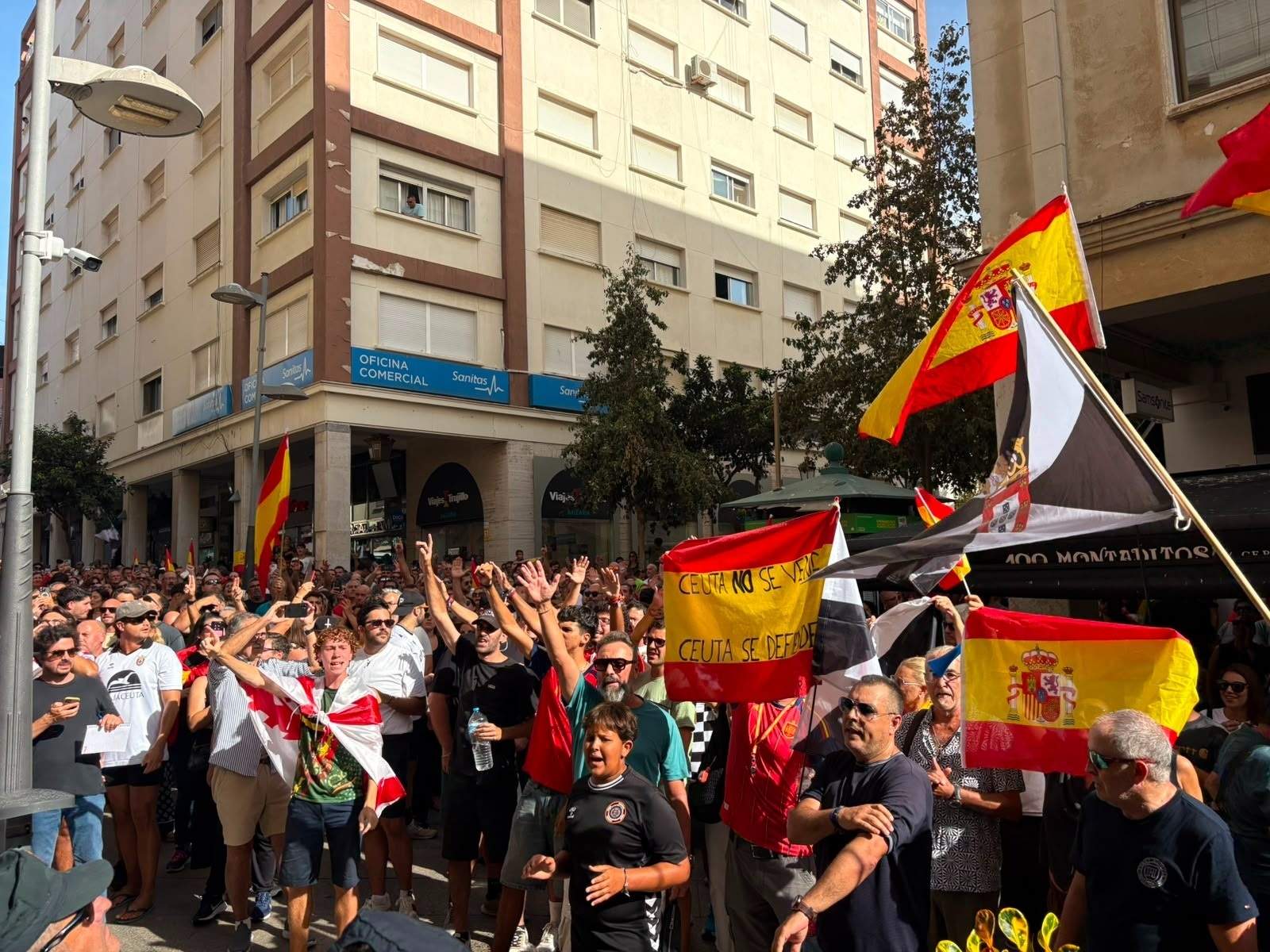 Ceuta: es manifesten contra Sánchez i intenten entrar per la força a l'hotel on s'allotja el ministre Torres