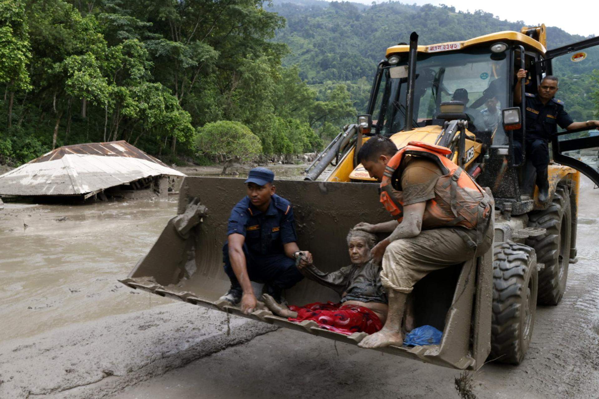 Una riuada mata almenys 55 persones al Nepal i deixa més de 400 desapareguts
