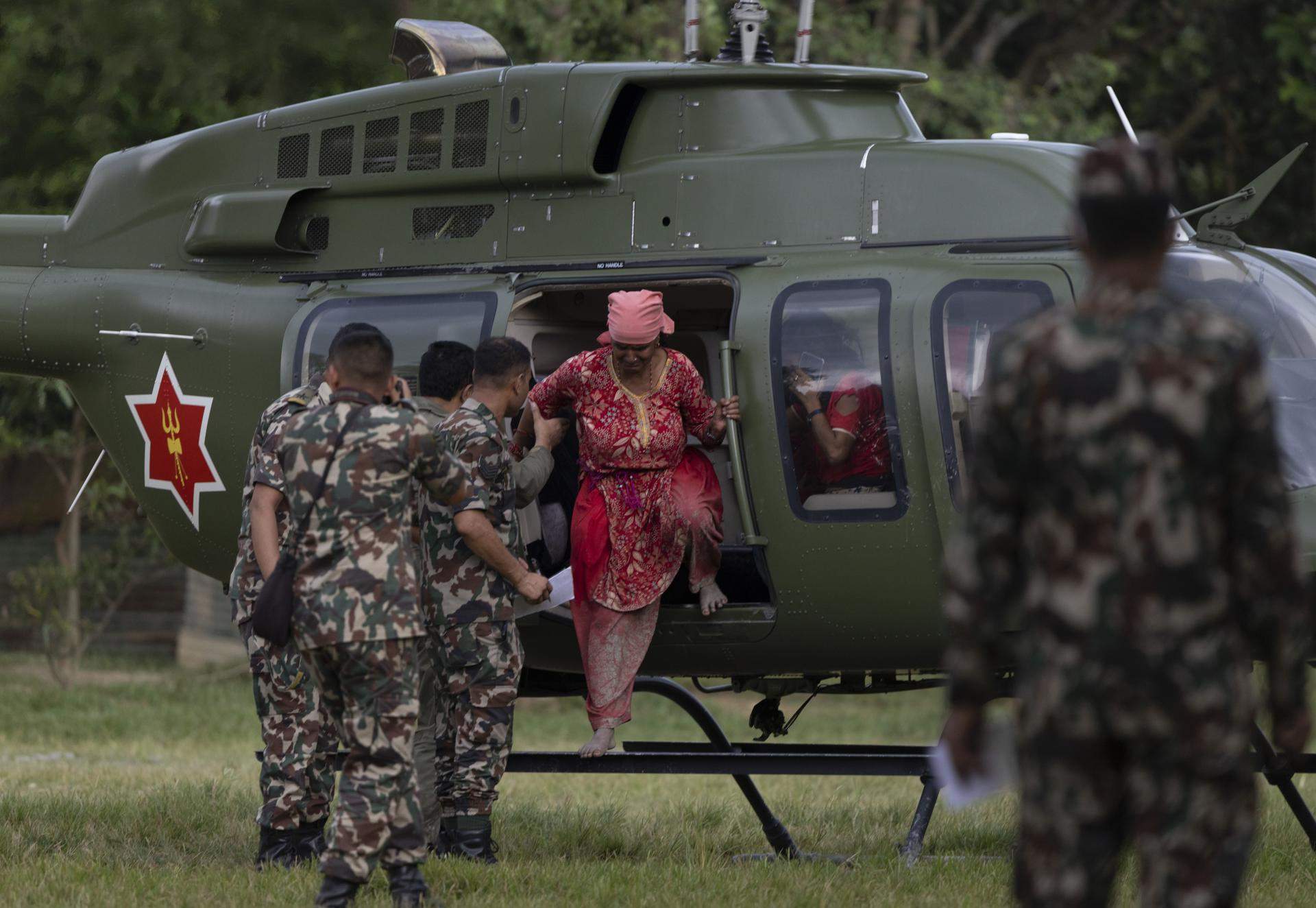 Afectats per la riuada rescatats amb helicòpters (EFE) Afectats per la riuada rescatats amb helicòpters (EFE)