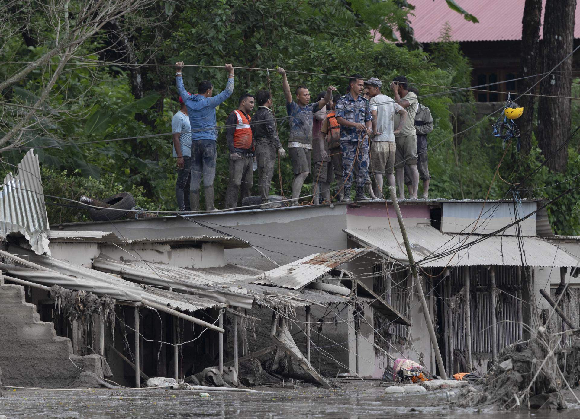 La riuada del Nepal dispara la tragèdia: 180 morts i gairebé 1.400 desapareguts entre el Nepal i el Tibet