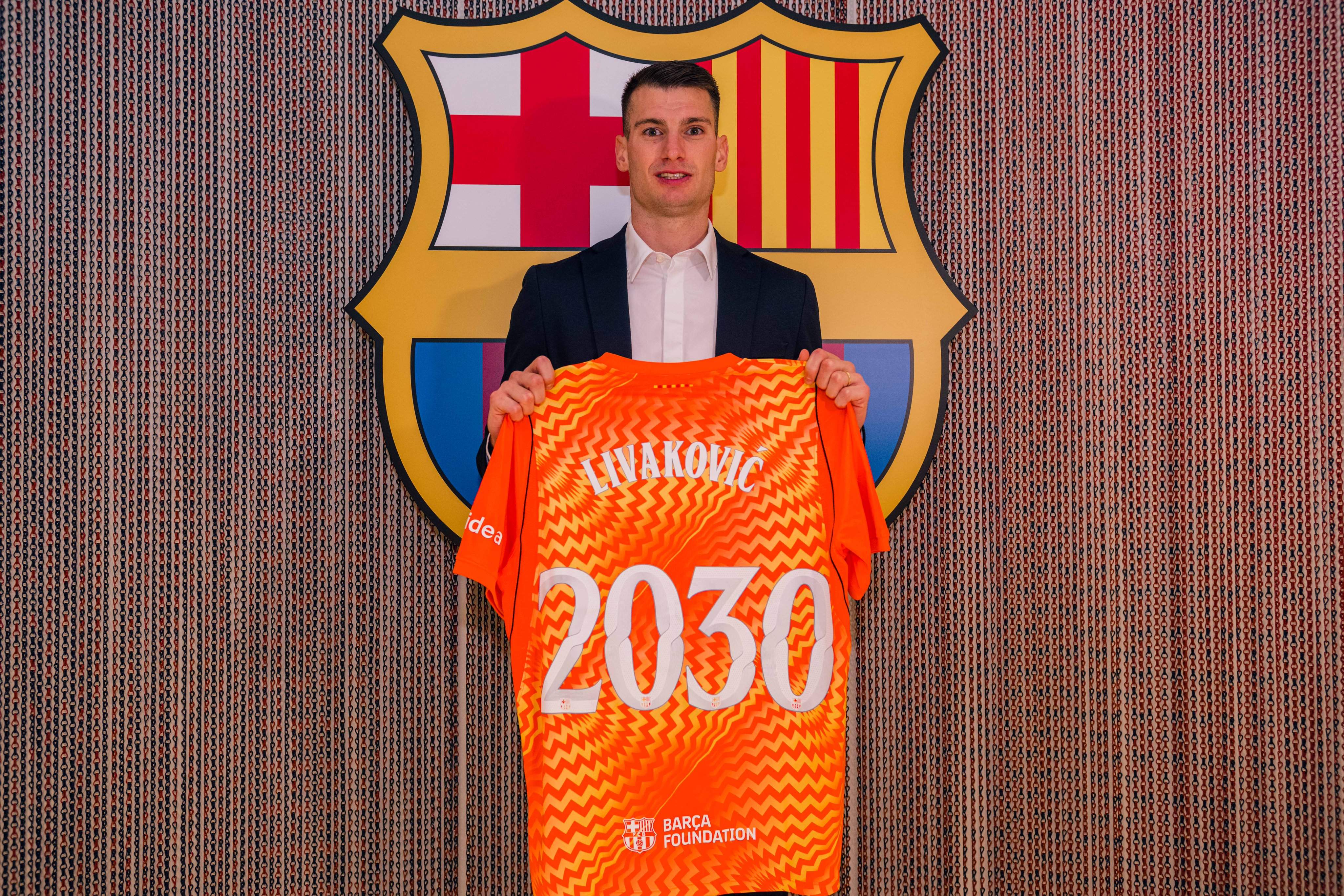 Oficial: Livakovic ja vesteix de blaugrana i reforça la porteria del Barça