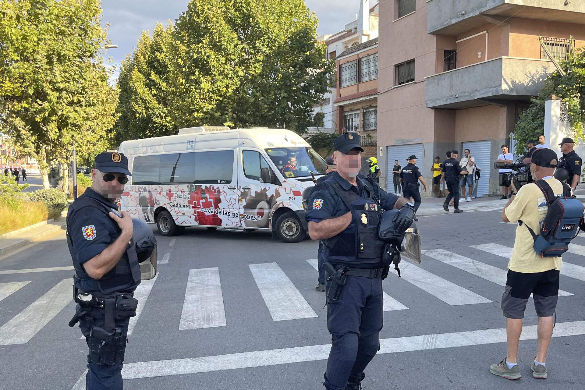Un centenar de manifestants impedeixen que la Creu Roja porti aliments als immigrants de Ceuta