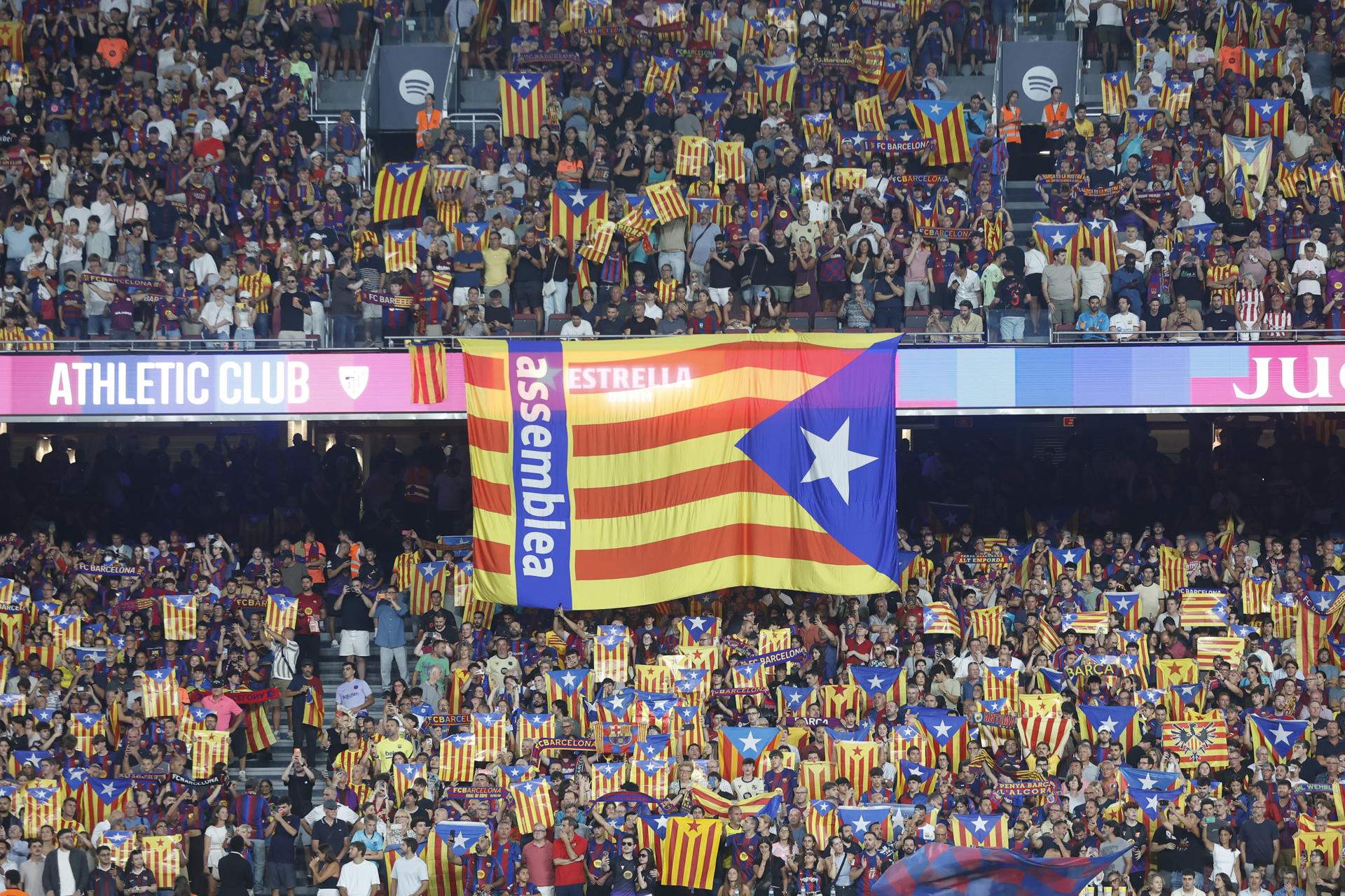 Milers d’estelades tenyeixen el Camp Nou en denúncia per l’agressió policial d’Elx