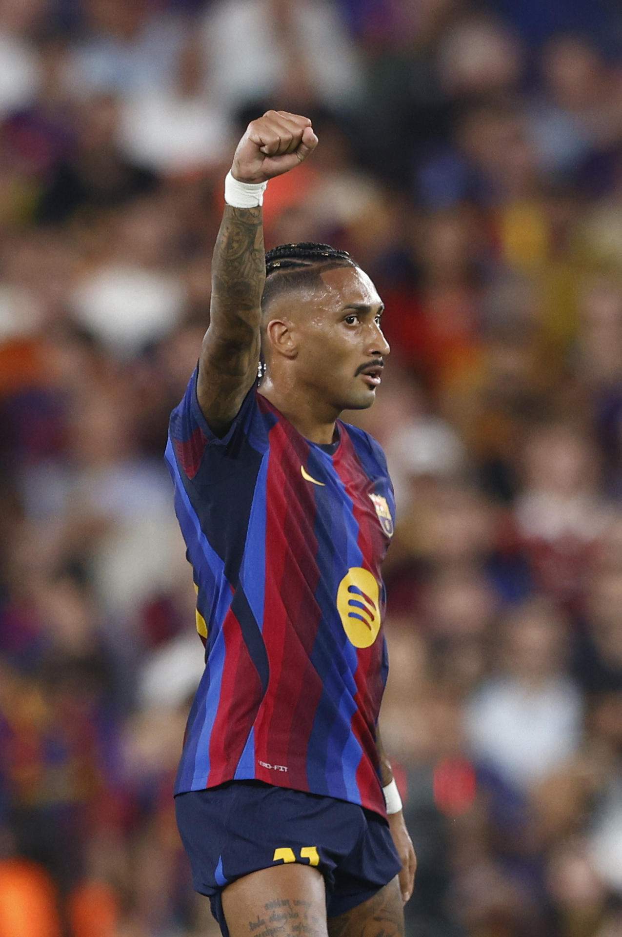 Raphinha, com a capità, recupera Lamine Yamal en el moment més proper a deixar el Barça