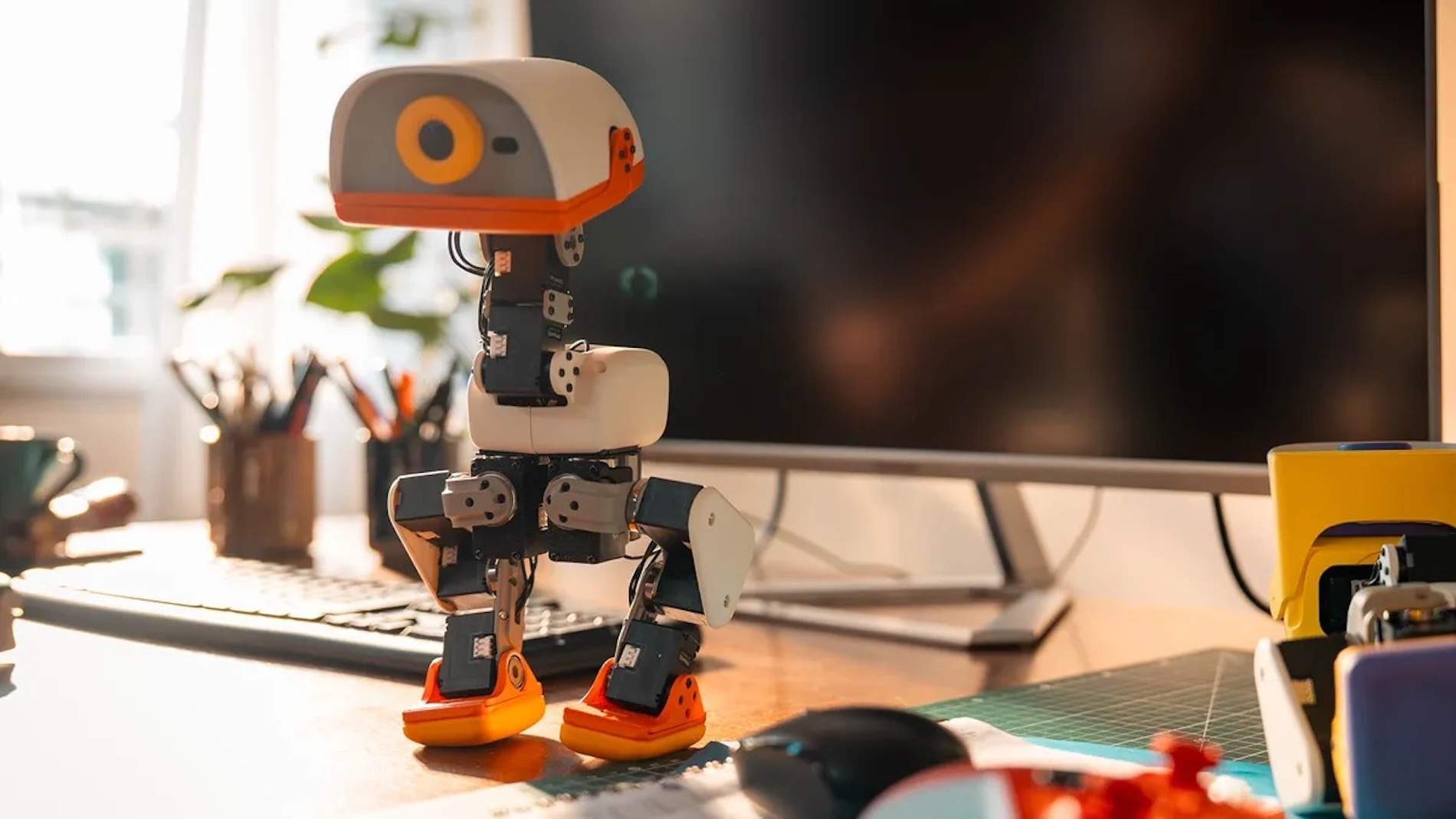 Microduck: aquest adorable robot reconeix el seu amo, té converses i, sí, va en patins