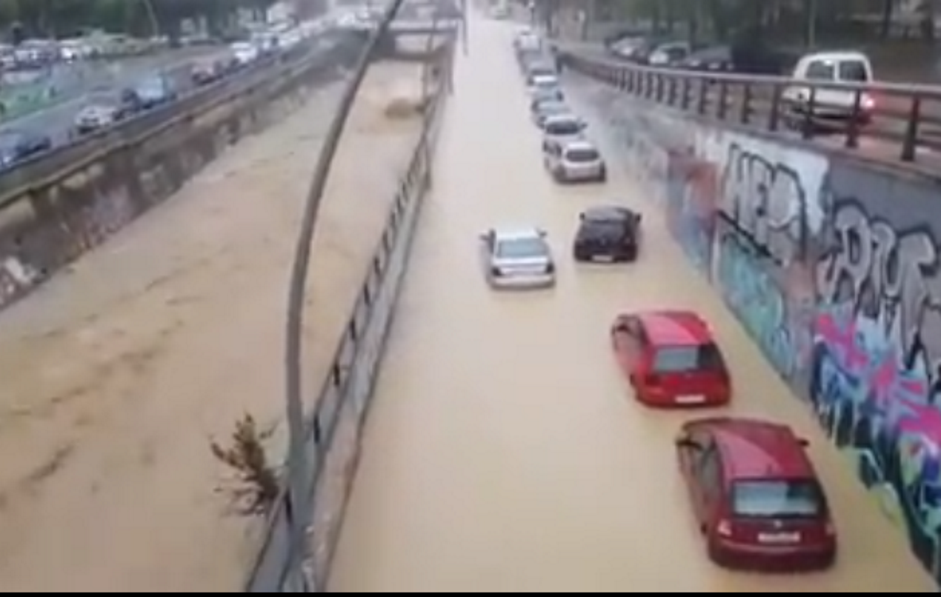 Calles inundadas y coches empantanados en Terrassa
