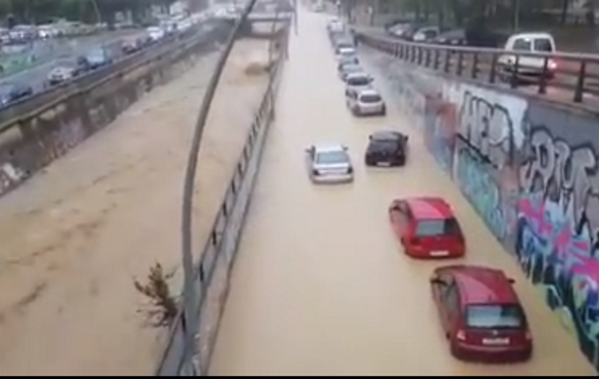 Carrers inundats i cotxes empantanegats a Terrassa