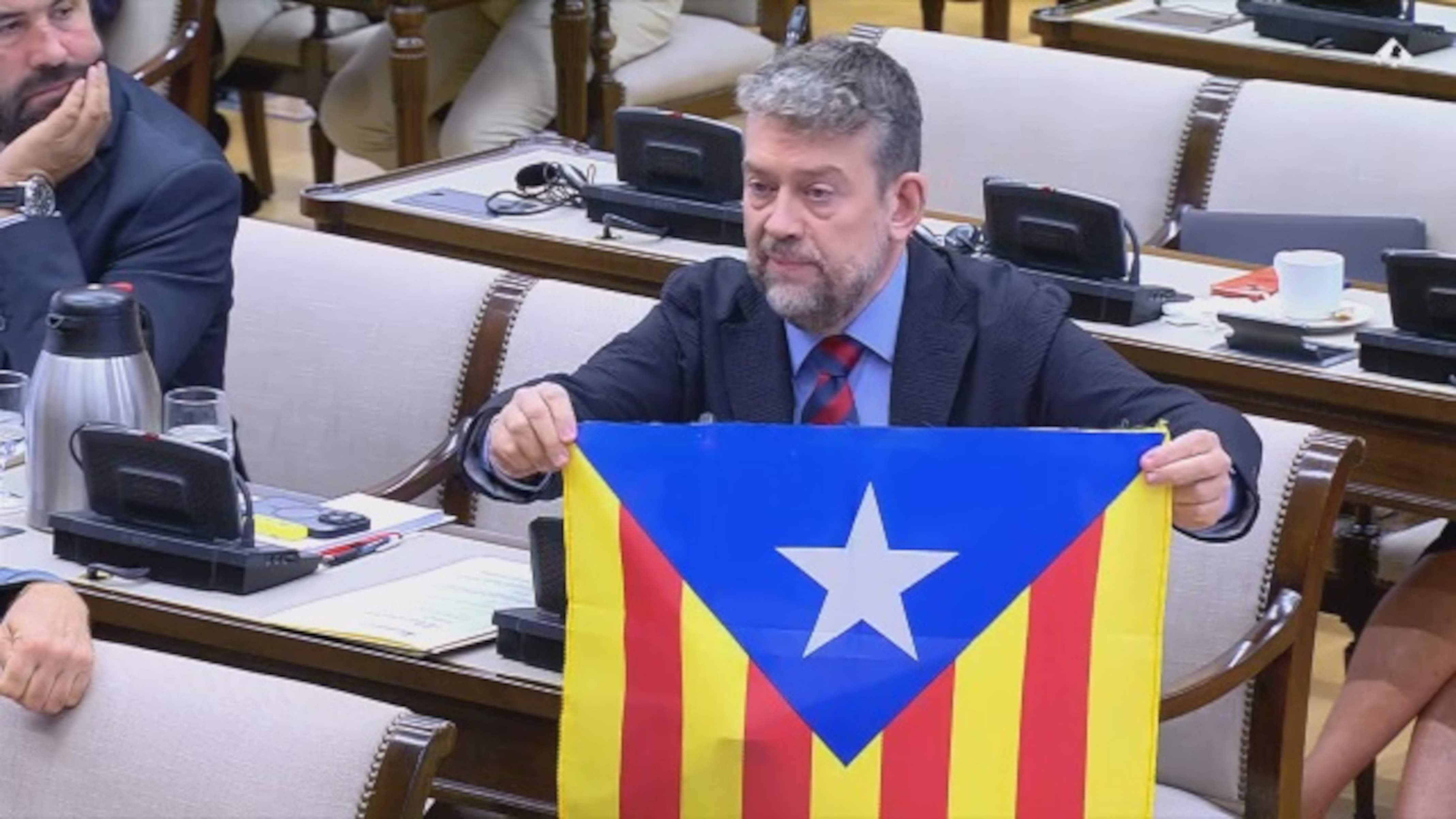 Marc Álvaro treu una estelada davant Marlaska per denunciar els fets d'Elx: "És una arma de destrucció?"