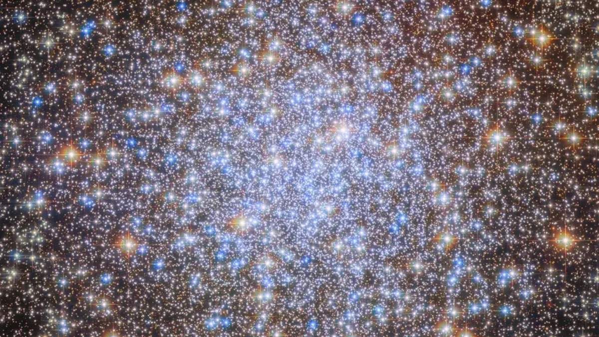 Estas estrellas ancestrales brillan bajo el oscuro manto del Universo como un hermoso candelabro celestial