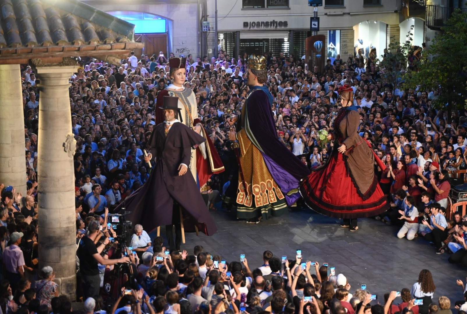Baile accidentado de los 'gegants' de Granollers: caen Esteve y Plàcida en la plaza de la Porxada