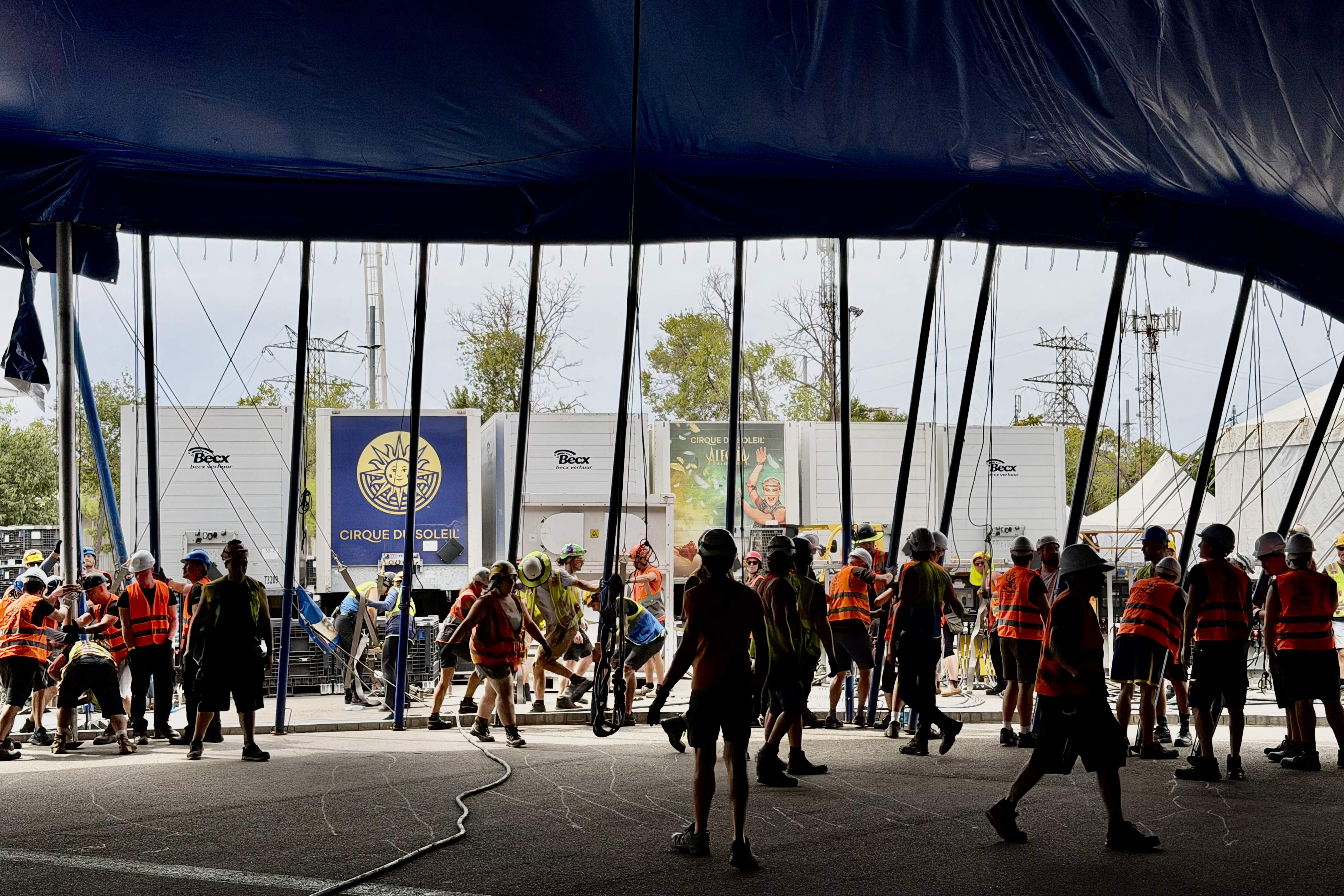 Operarios levantan la carpa de Cirque du Soleil en L'Hospitalet de Llobregat / ACN