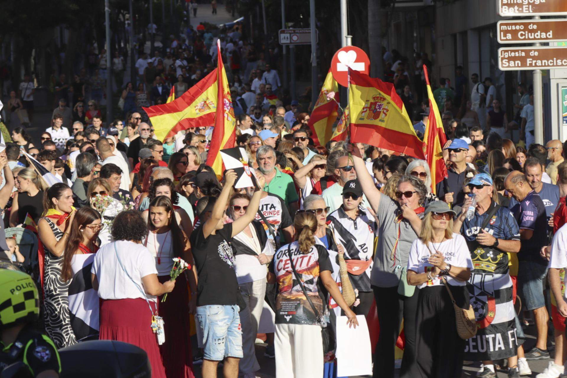Els ceutins llancen clavells per demostrar el "caràcter pacífic" de les concentracions a la ciutat