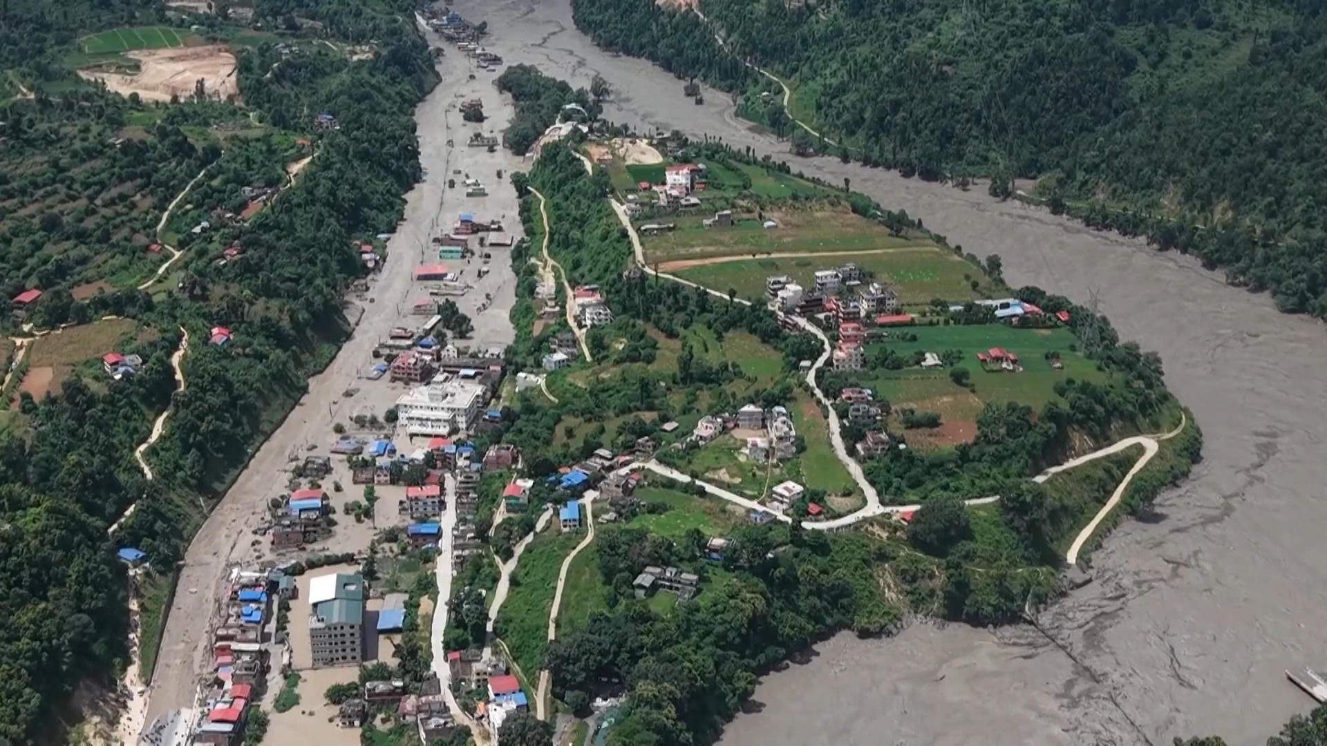 Localizado uno de los tres españoles desaparecidos en Nepal, mientras la cifra de muertos supera los 600