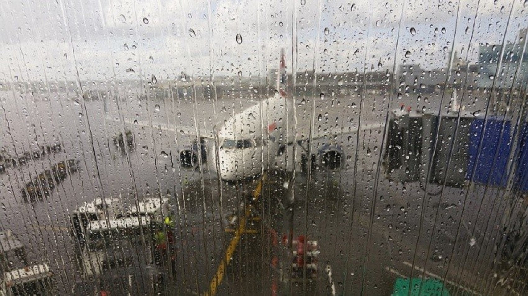 El aeropuerto del Prat desvía vuelos fuera de Barcelona por las fuertes lluvias