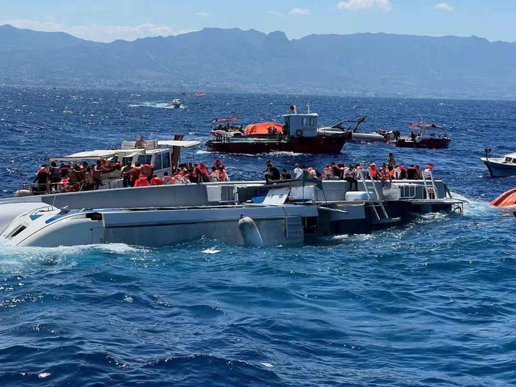 Almenys set morts en el naufragi d'un ferri amb unes 270 persones a bord al nord de Xipre