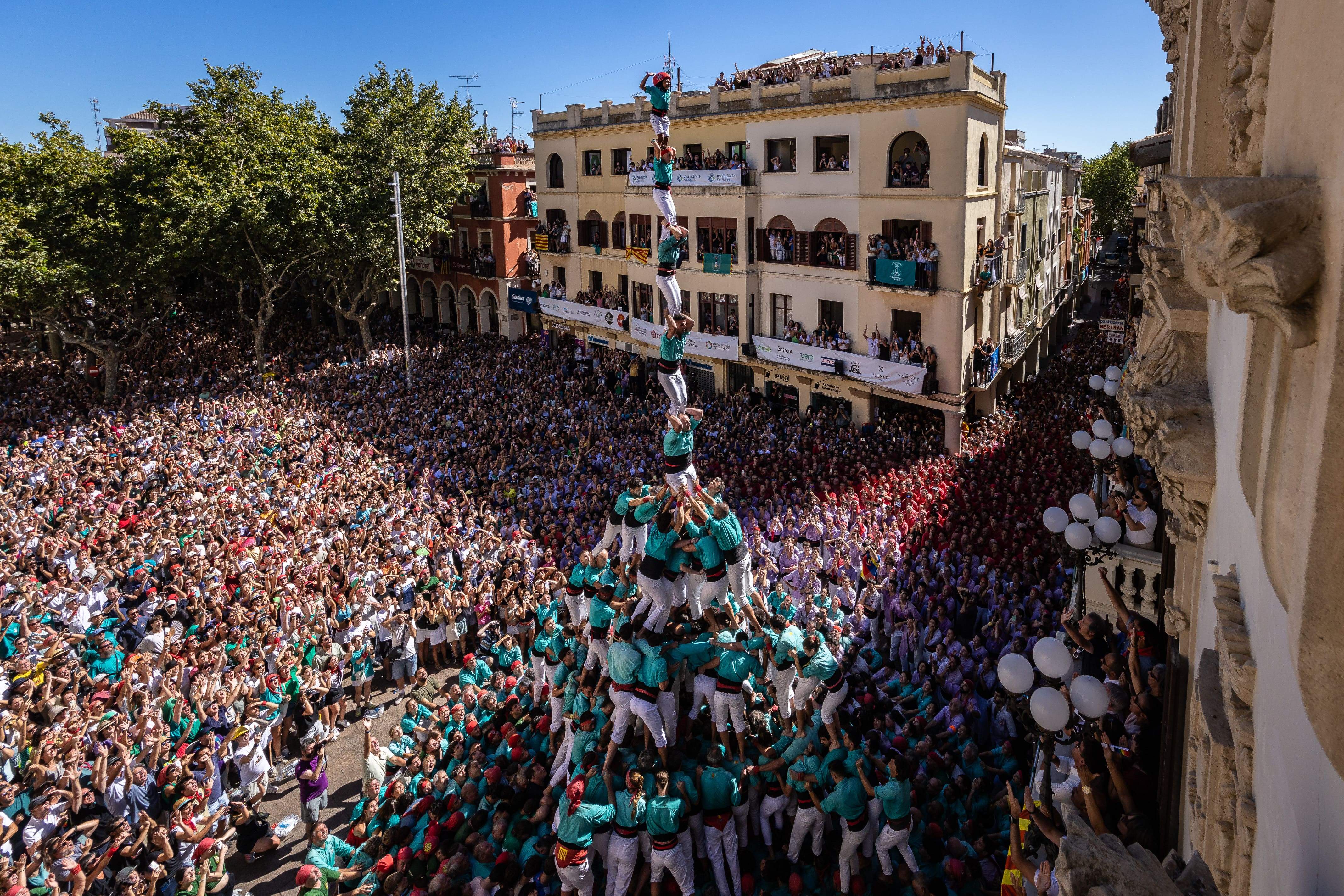 Sant Fèlix histórico: Castellers de Vilafranca descargan el primer pilar de 9 con folre, manilles y puntals