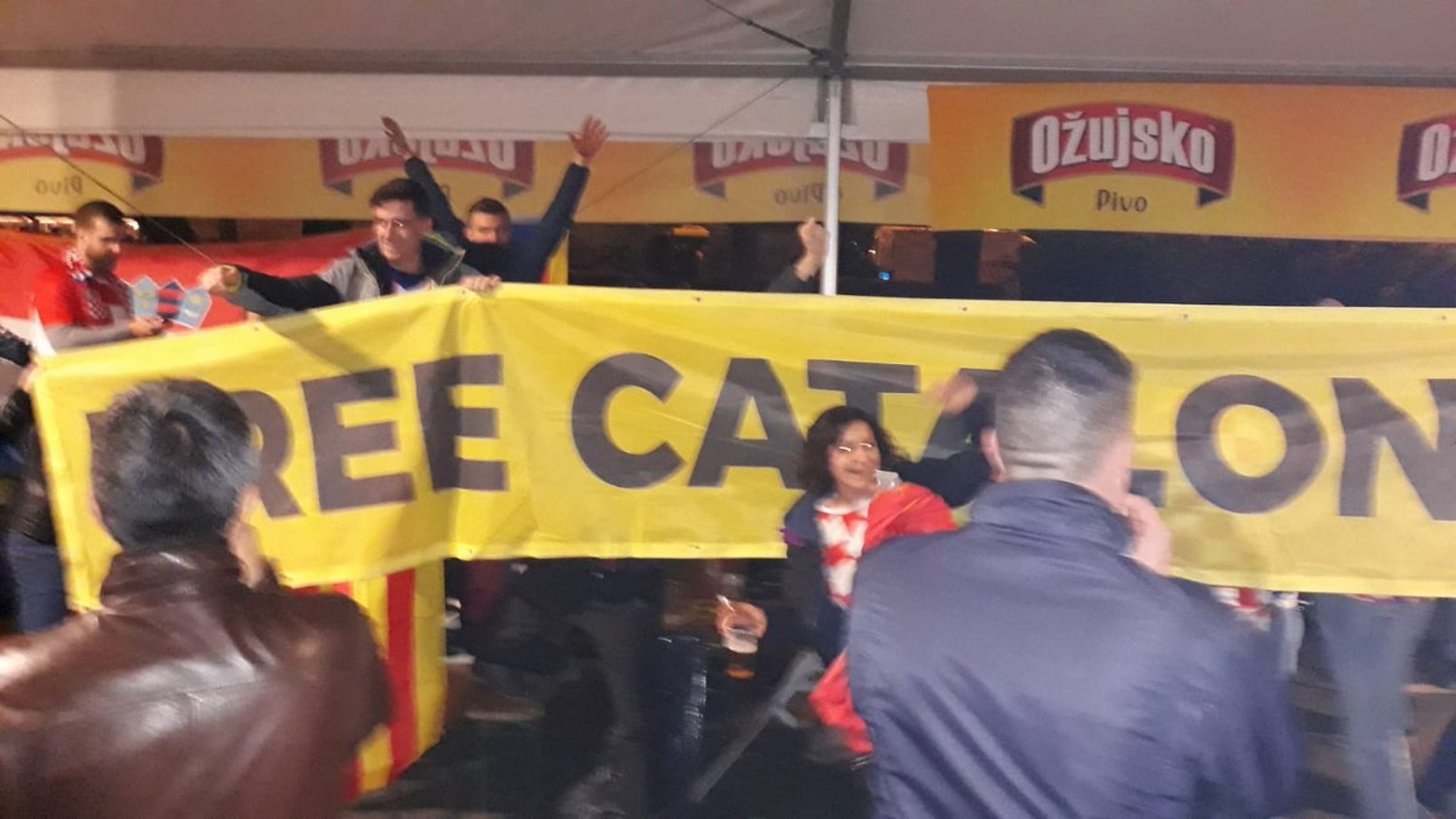 Pancartas a favor de una "Catalunya libre" reciben a España en Zagreb