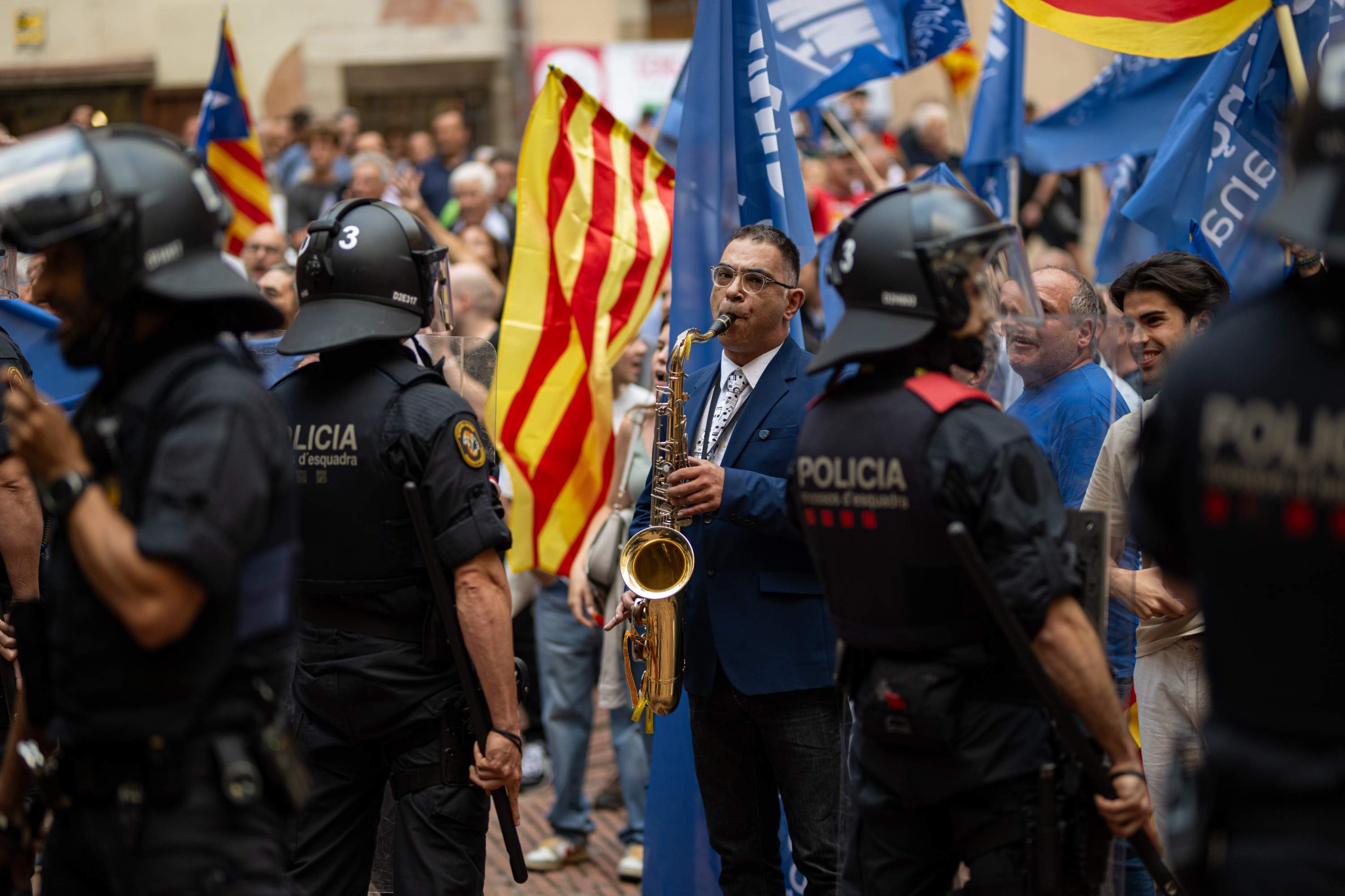 EuropaPress 6202425 grupo izquierda independentista irrumpe ofrenda floral alianca catalana ac