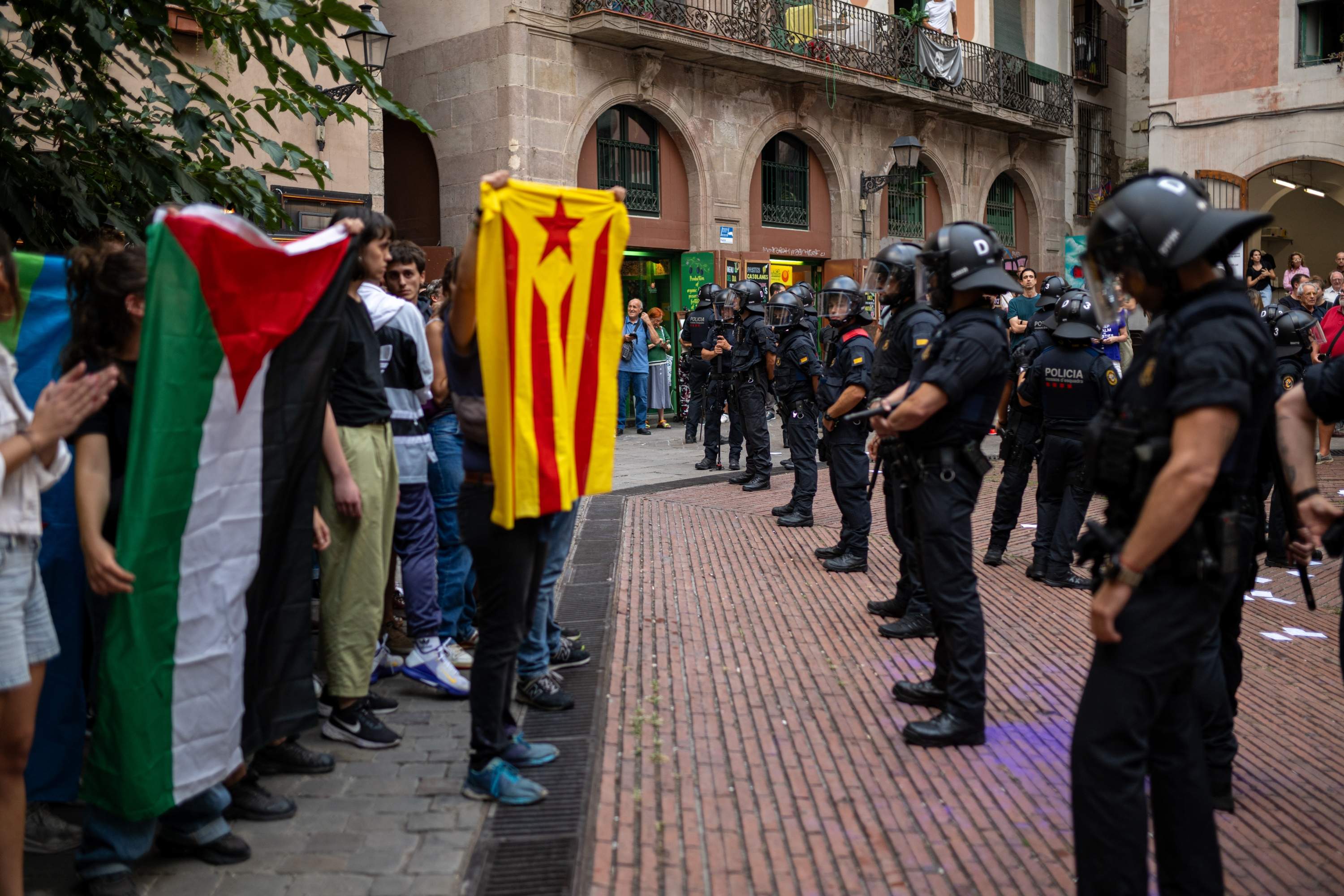 EuropaPress 6202442 grupo izquierda independentista irrumpe ofrenda floral alianca catalana ac EuropaPress 6202442 grupo izquierda independentista irrumpe ofrenda floral alianca catalana ac