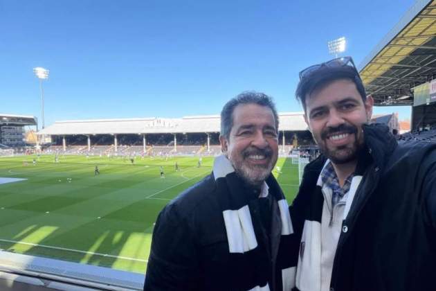 Jordi Robirosa, amb el seu fill veient el Fulham IG