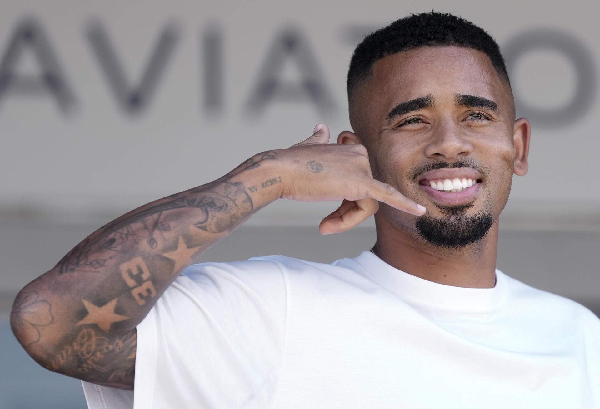Gabriel Jesus aterra il·lusionat a Barcelona: "Estic molt content; el genoll està perfecte"