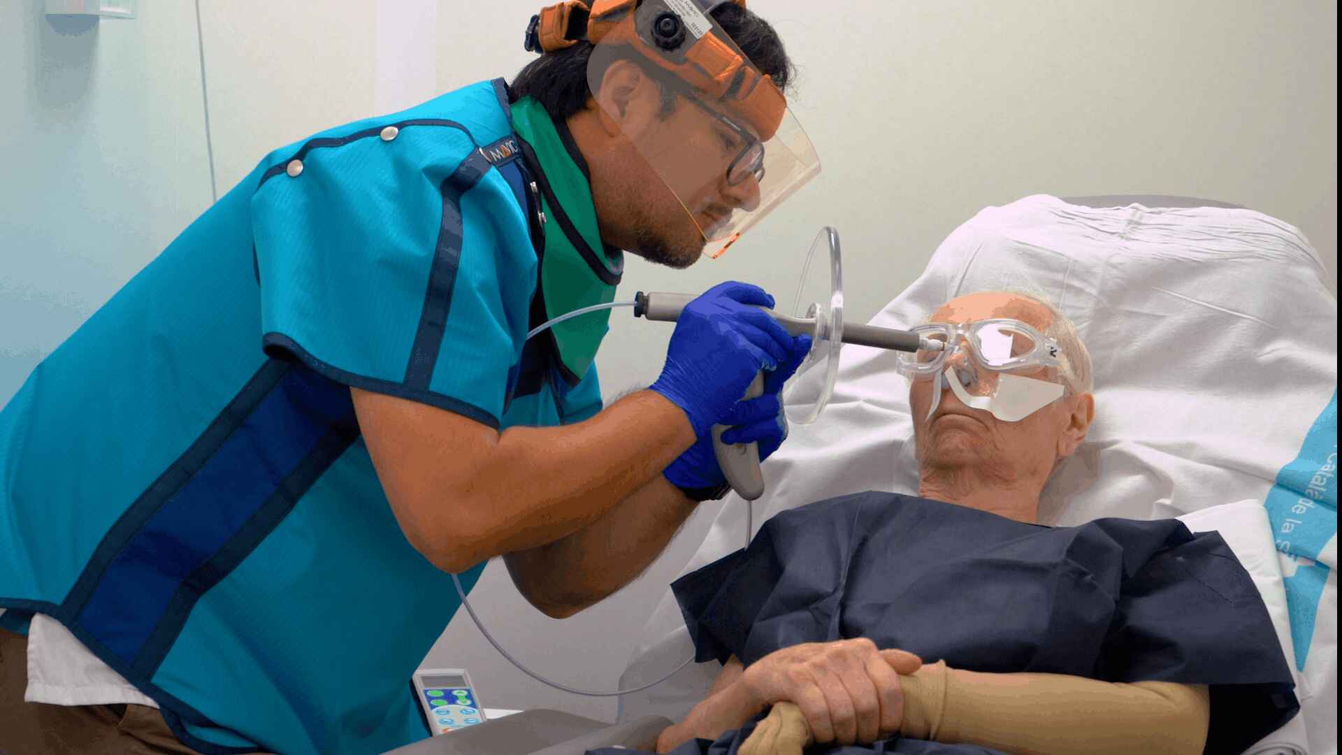 Tractar càncers de pell sense cirurgia i amb resina radioactiva: la nova tècnica de l'Hospital Germans Trias