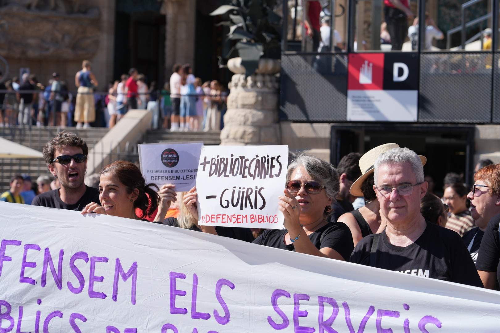 Sonora protesta de los bibliotecarios de Barcelona en huelga ante la Sagrada Familia