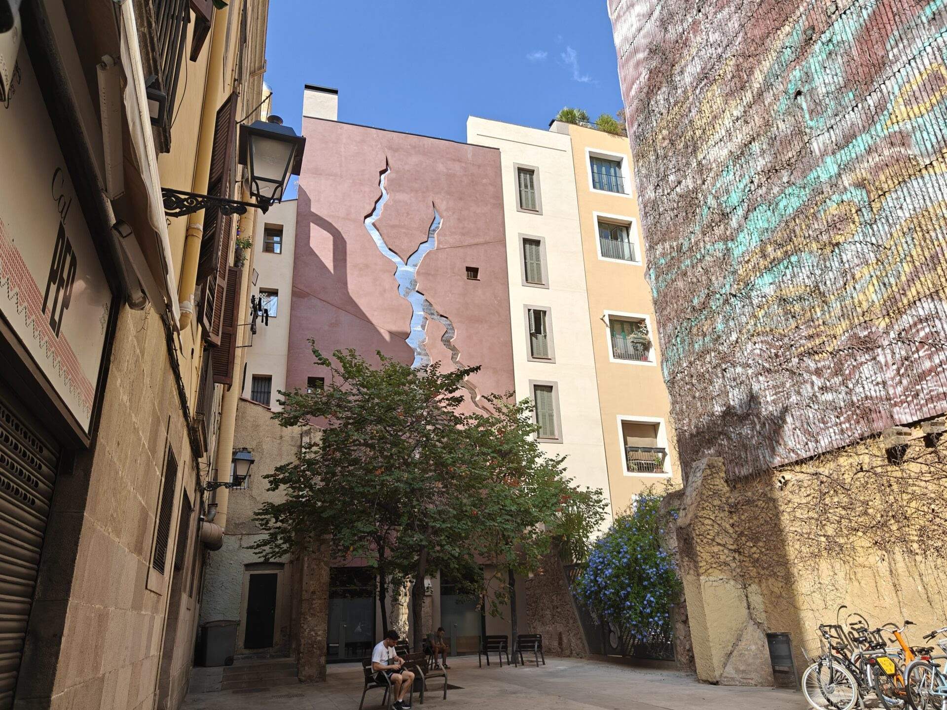 'L'escletxa', la intervención artística que rinde homenaje a las víctimas de feminicidio en Barcelona