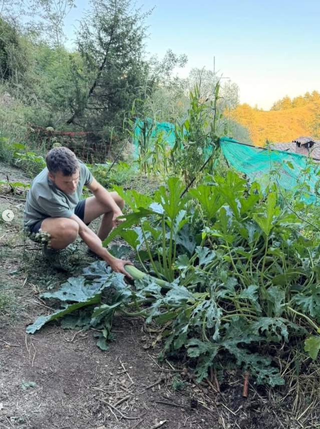 Eloi Cordomí a l'hort de casa seva a Ogassa, Ig