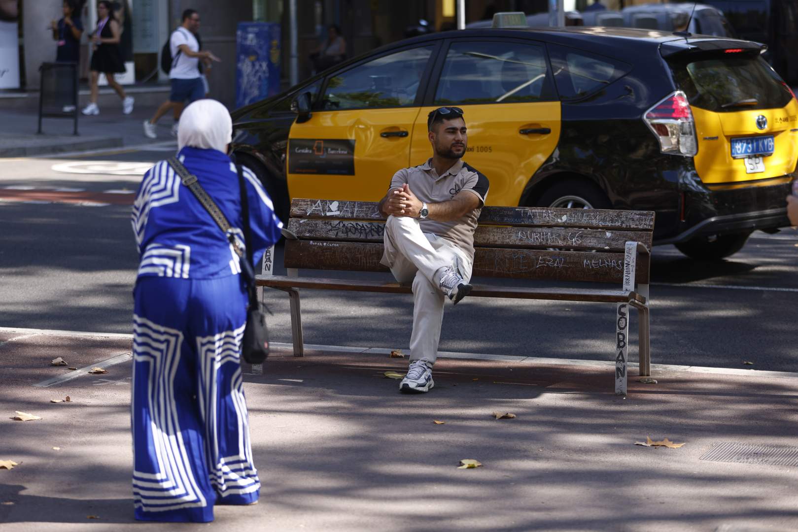 Un banc del passeig de Gràcia, sorprenent reclam per als turistes turcs: Arda Turan va seure-hi