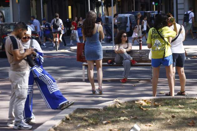banc barcelona arda turan turistes turcs efe 2 banc barcelona arda turan turistes turcs efe 2