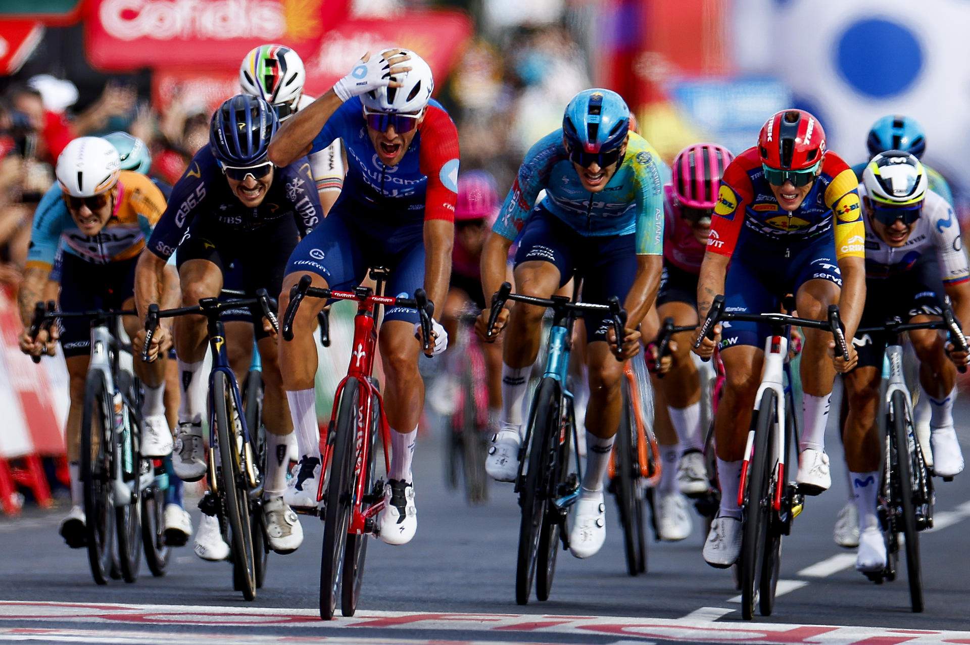 Bastien Tronchon sorprende en la Vuelta y se impone en un final caótico en Elche de la Sierra