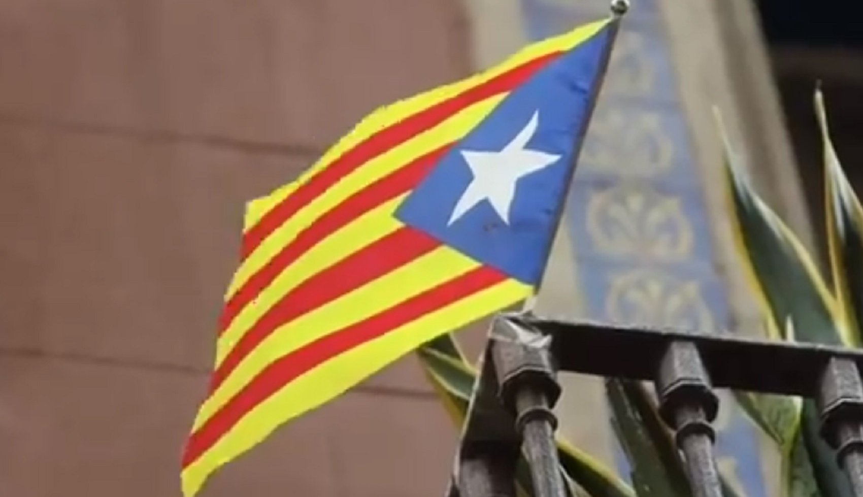 Un comando ultra arranca de noche símbolos independentistas del Ayuntamiento de Taradell