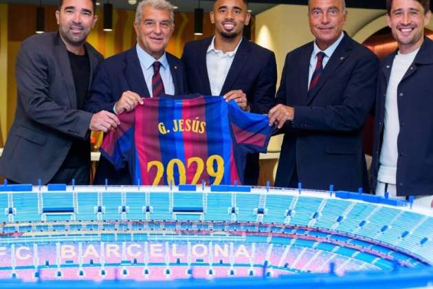 Gabriel Jesus, nou crac culer, amb Deco, Laporta, Yuste i Bojan IG Gabriel Jesus, nou crac culer, amb Deco, Laporta, Yuste i Bojan IG