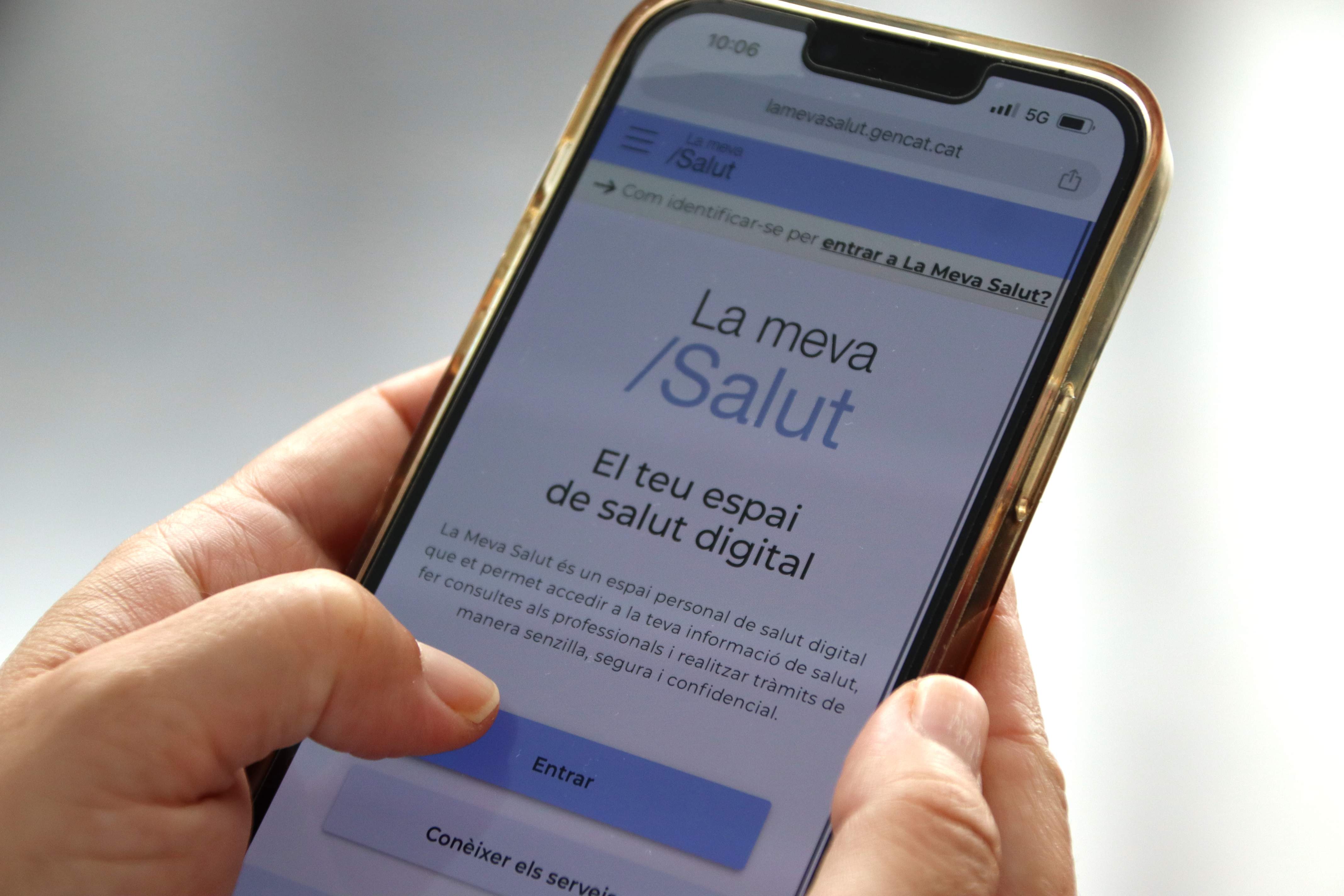 Allau de queixes pels canvis en l'accés a La Meva Salut: "Suposa un greuge per a la gent gran"
