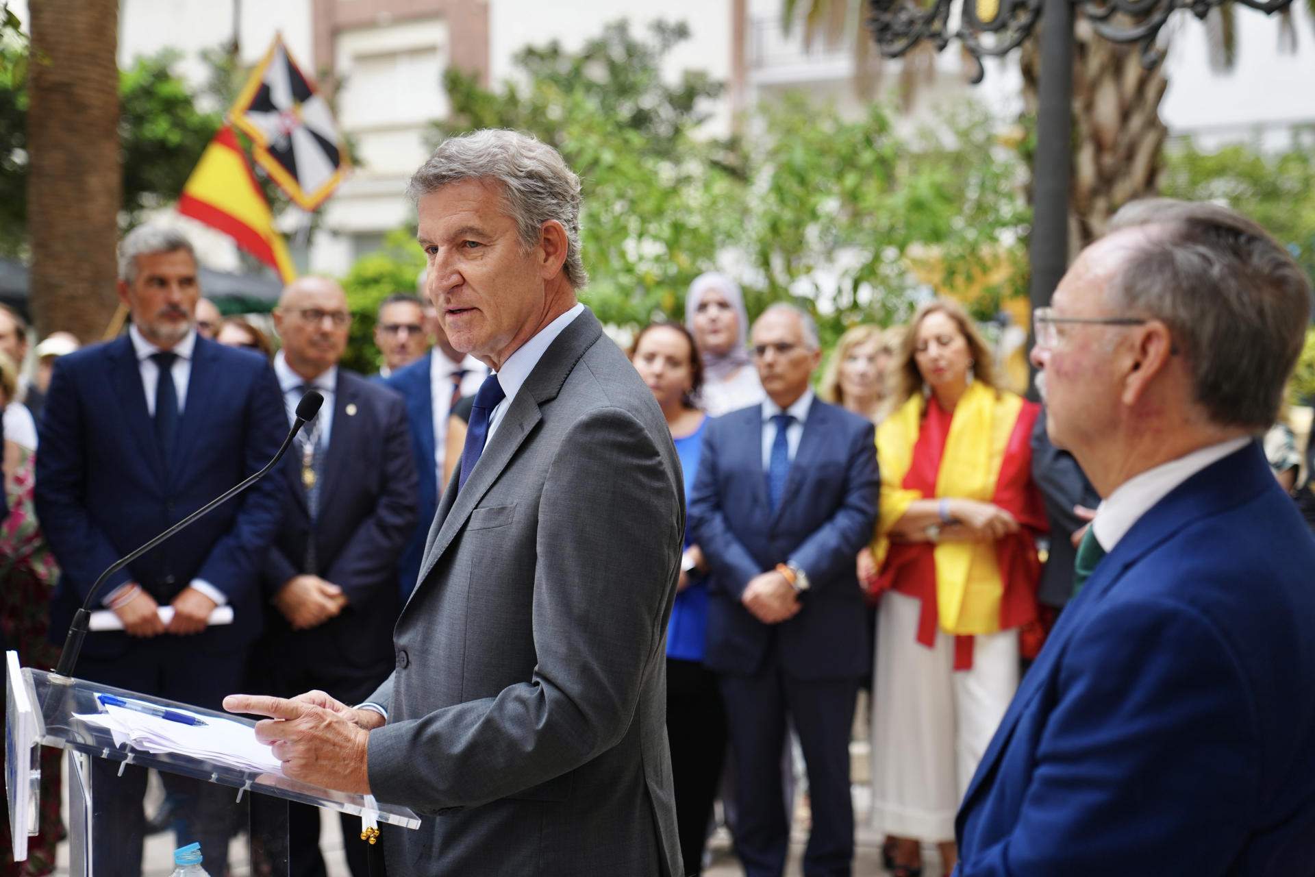 Feijóo tanca files amb la policia espanyola i exigeix a Sánchez mesures contra el Marroc