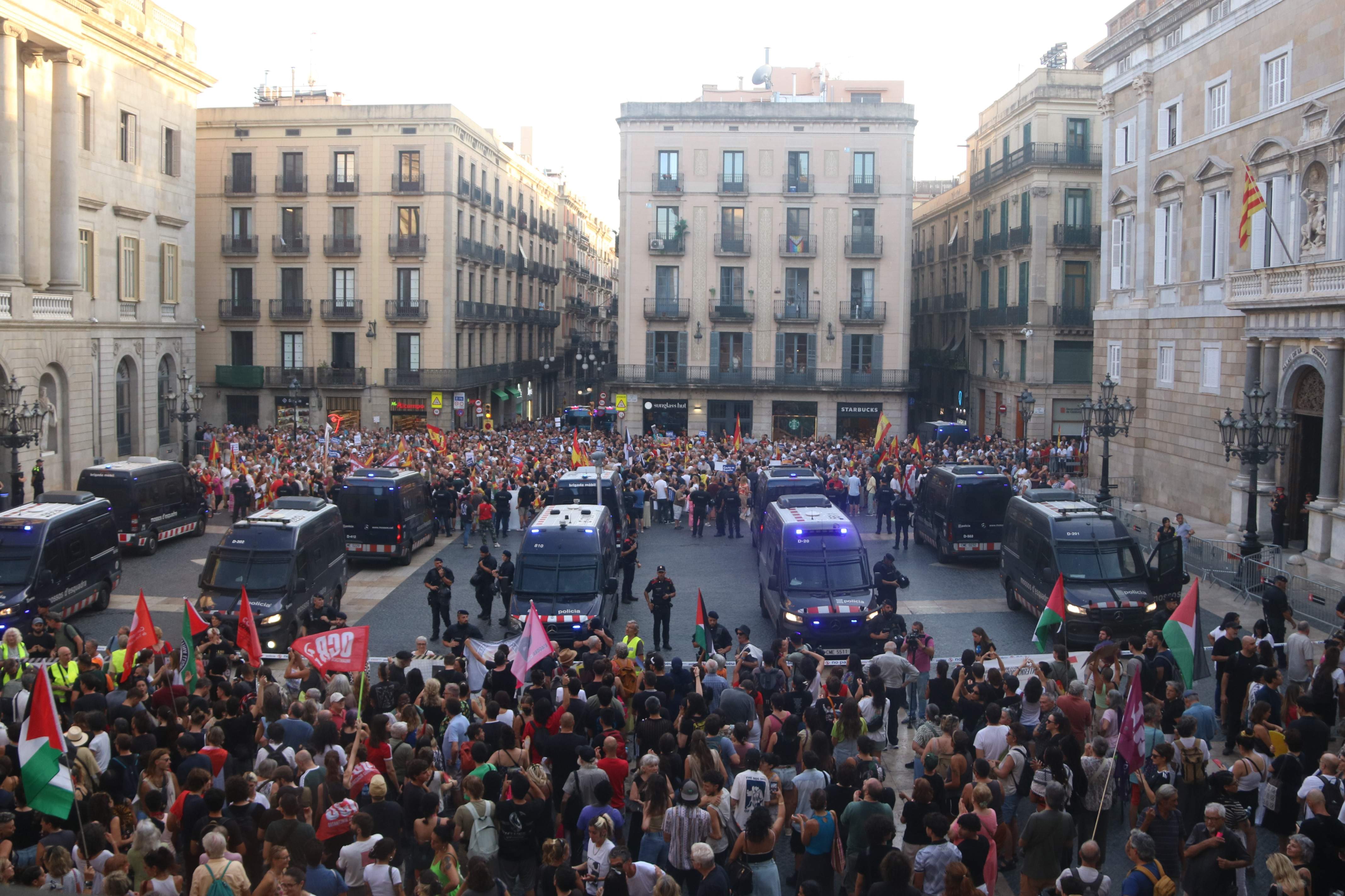Tensió a la Plaça Sant Jaume entre dues manifestacions enfrontades per la crisi de Ceuta