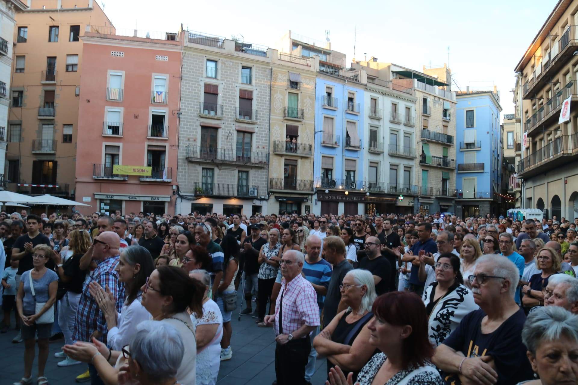 Unes 800 persones tornen a sortir al carrer a Manresa pel crim del Carles i demanen la dimissió de l'alcalde