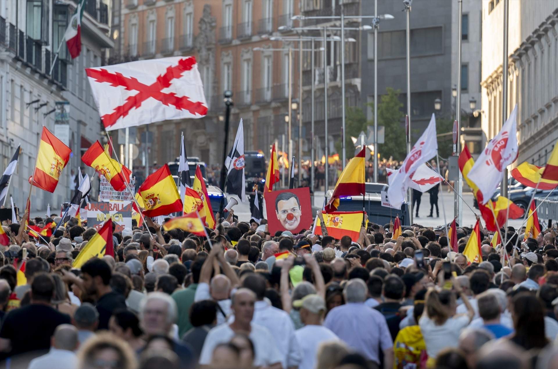 Gasos lacrimògens i pilotes de goma per dissoldre una manifestació ultra a les portes del Congrés