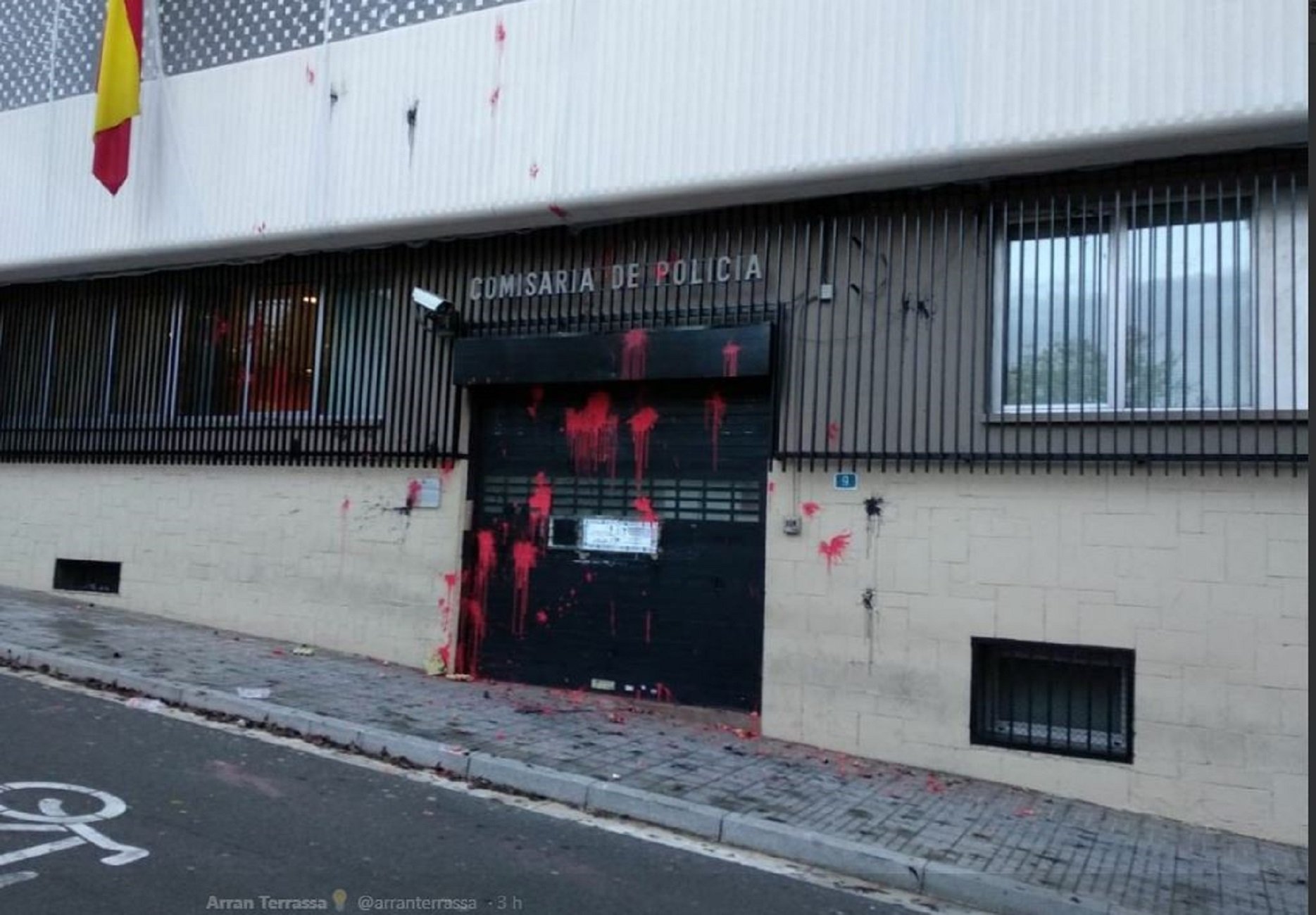 Arran ataca ahora con pintura la comisaría de la policía española de Terrassa