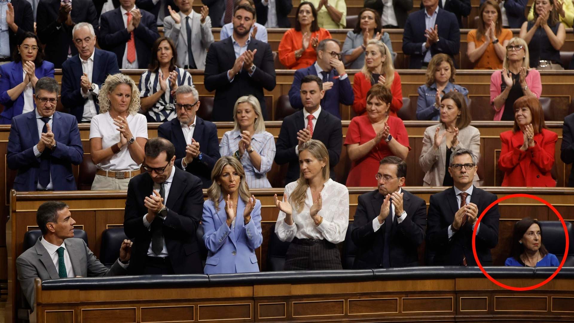 Robles escenifica la distància amb Sánchez per la crisi de Ceuta: única ministra que no l'aplaudeix | VÍDEO