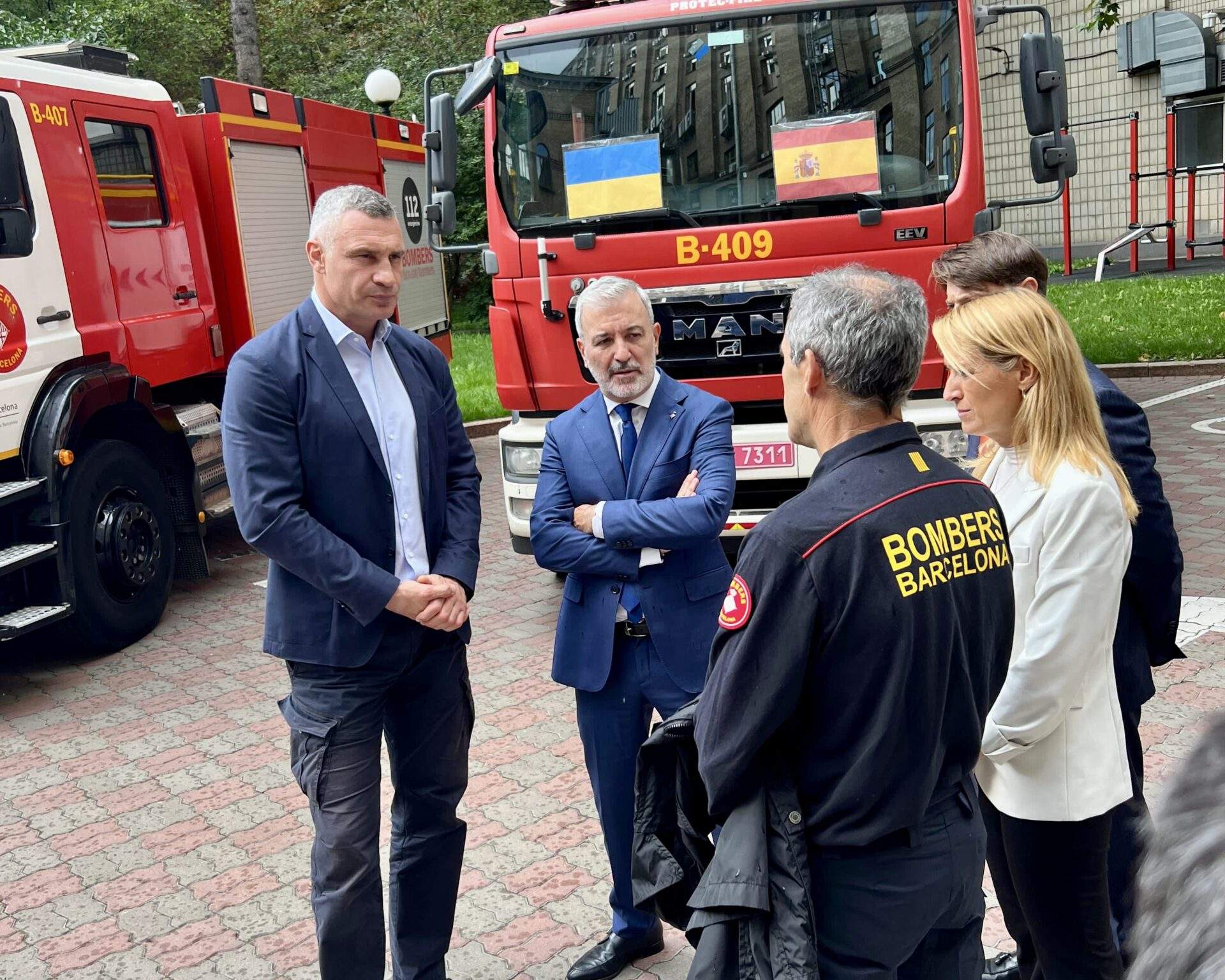 Collboni referma el compromís de Barcelona amb Kíiv amb el lliurament de material de Bombers