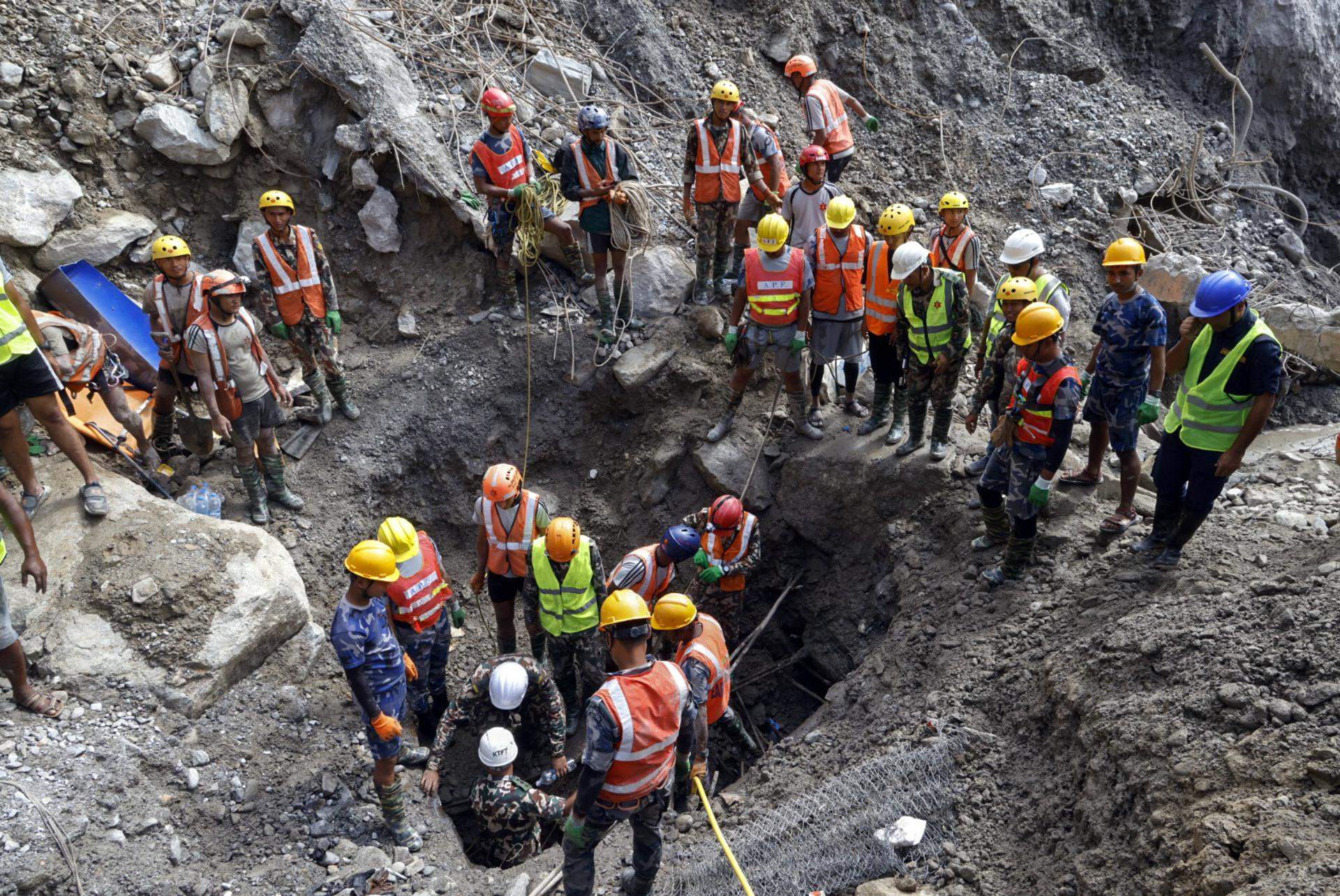 Rescatados con vida dos trabajadores después de nueve días atrapados en un túnel en Nepal