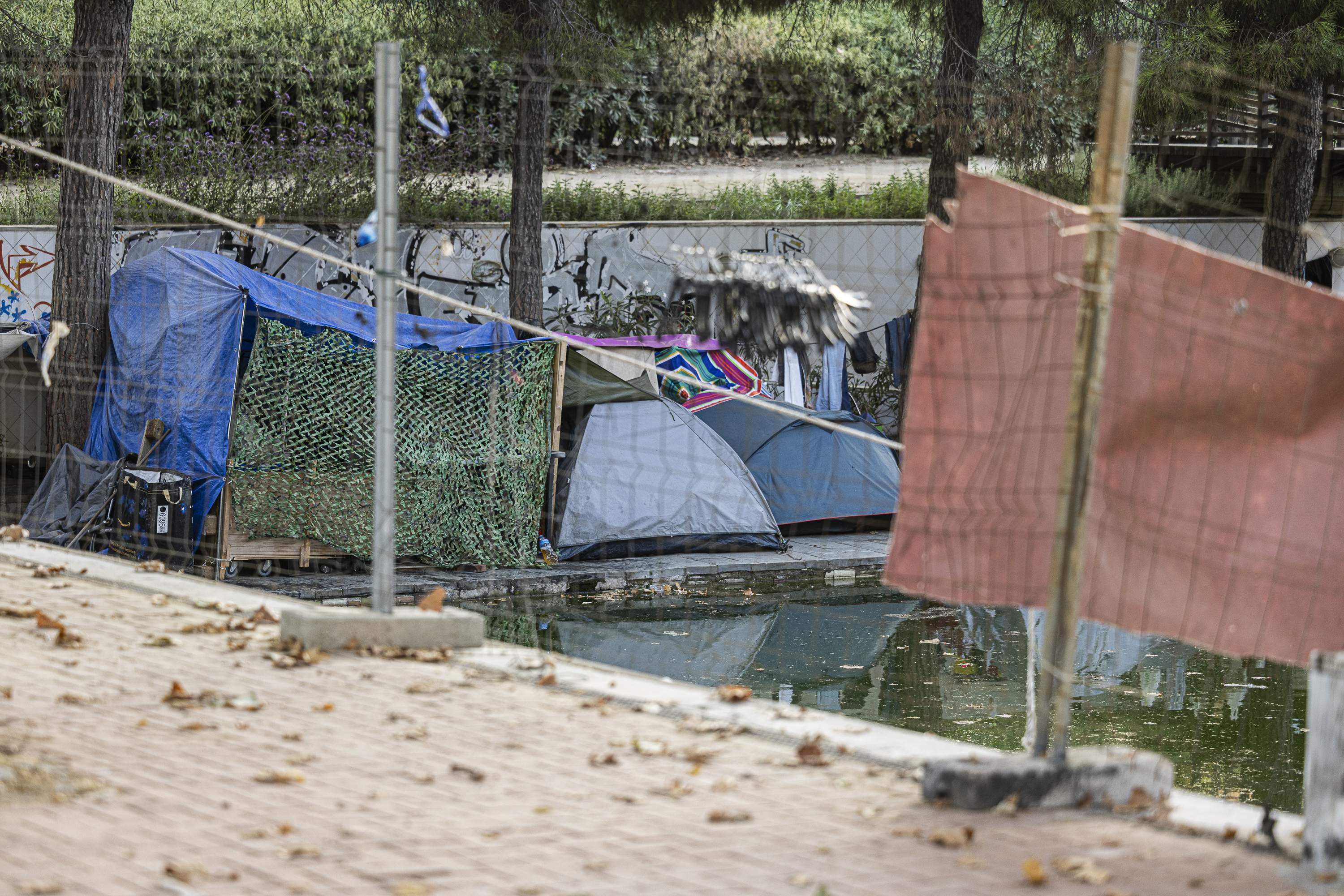 Desallotgen un assentament de persones sense sostre a la Vila Olímpica de Barcelona
