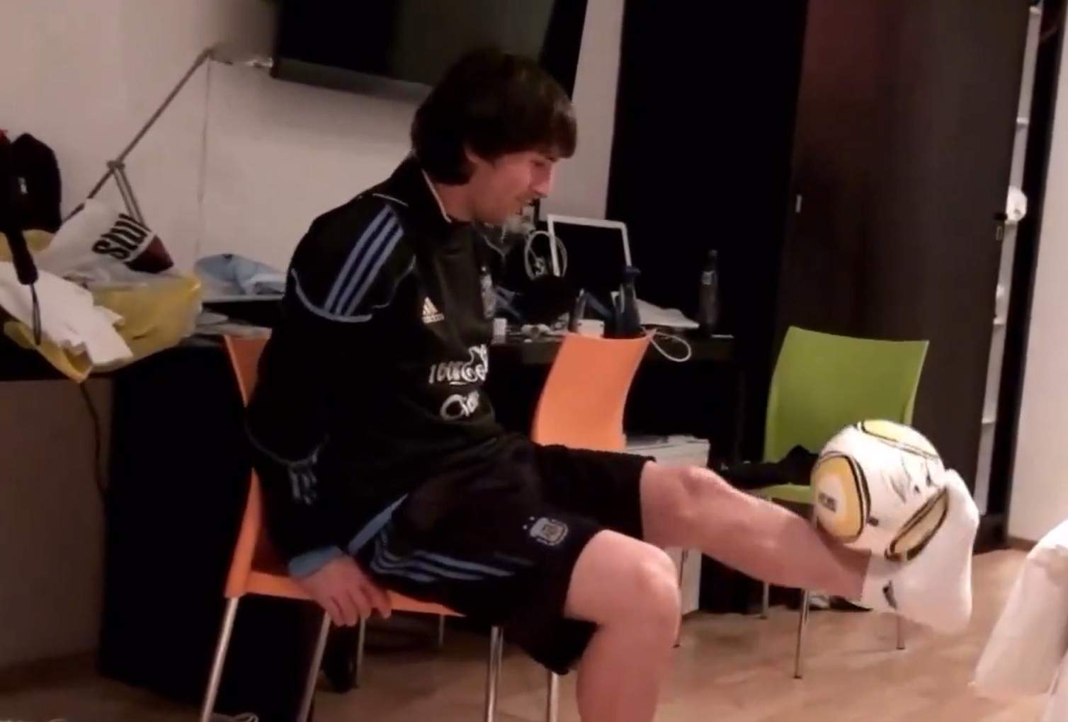 VÍDEO: Surt a la llum un moment inèdit de Messi fent màgia amb la pilota al Mundial 2010