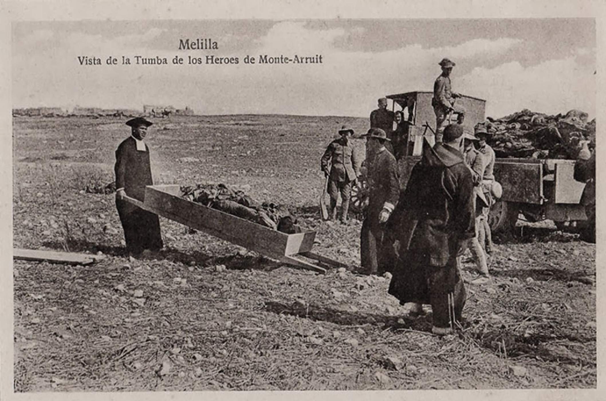 Monte Arruit. Recollida dels cadàvers dels soldats espanyols massacrats. Font Reial Acadèmia de la Història Monte Arruit. Recollida dels cadàvers dels soldats espanyols massacrats. Font Reial Acadèmia de la Història