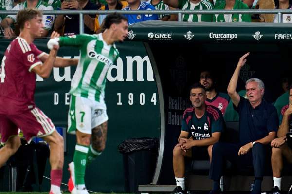Mourinho haciendo de Mourinho en la primera derrota del Madrid Mourinho haciendo de Mourinho en la primera derrota del Madrid
