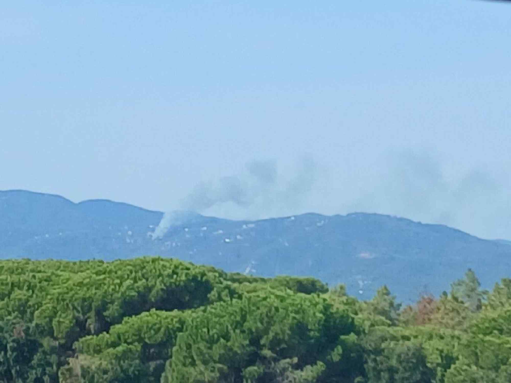 Un incendio forestal iniciado por un autobús en llamas obliga a confinar dos urbanizaciones de Tordera